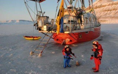 images_Les_enfants_du_bateau_Vagabond_sont_equipes_de_TPS_pour_jouer_sur_la_Banquise