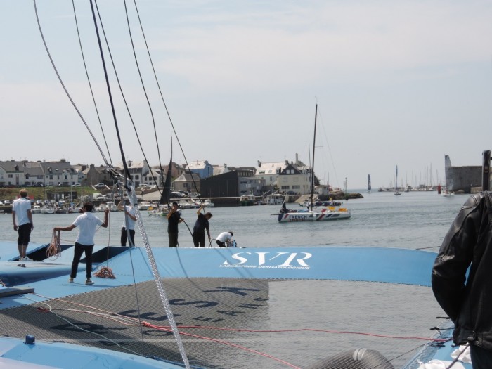 La Solo Guy Cotten s'élance de Concarneau sous le regard de l'Utime de François Gabart  mis à l'eau le même jour